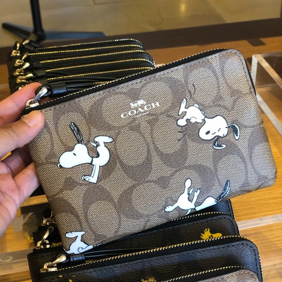 NWT!COACH WRISTLET IN SIGNATURE WITH SNOOPY PRINT - Picture 2 of 2
